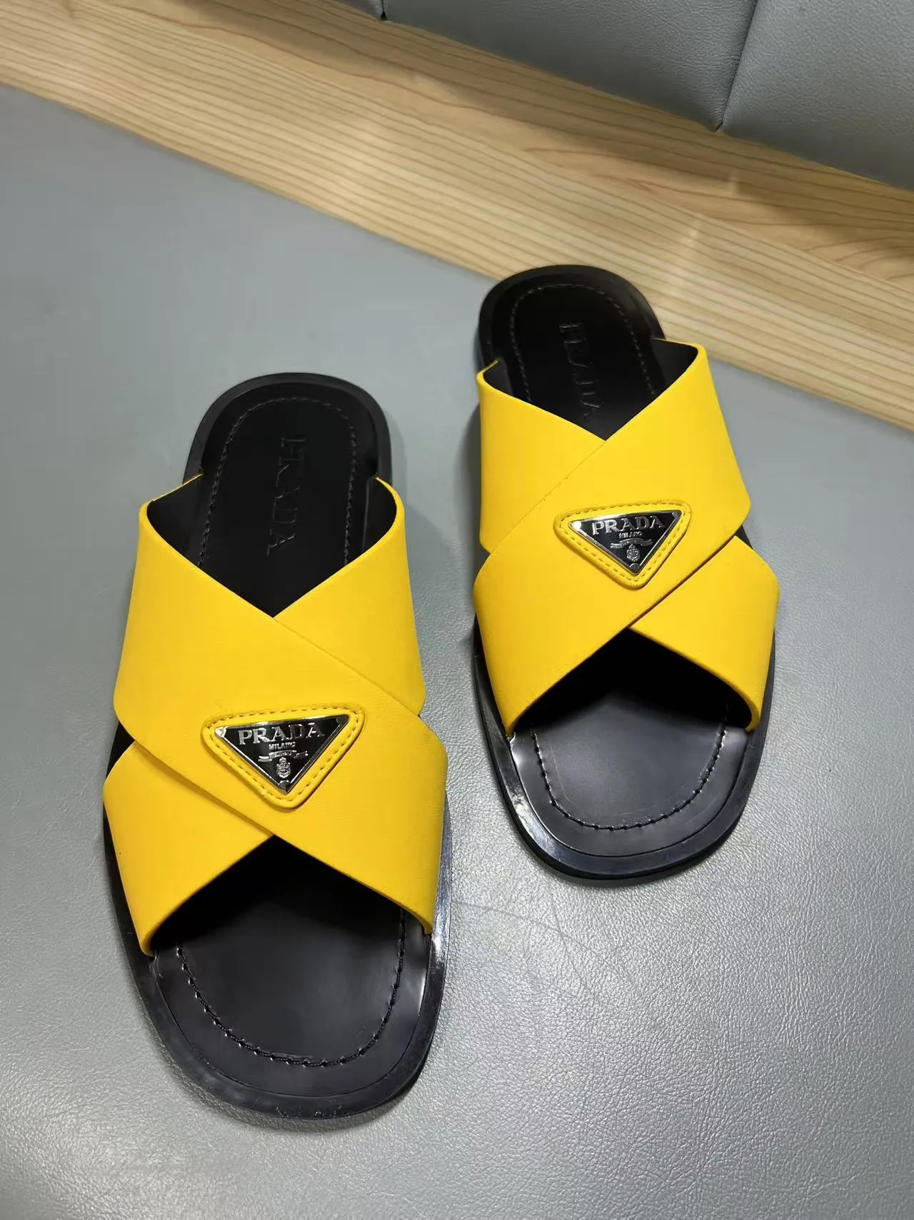 340💰PRADA Prada’s latest slippers are synchronized with the official website. This slipper is made of the brand’s unique and iconic Saffiano leather. The brand logo jumps out from the double straps, and the brand style is clearly visible. Cowhide gives men elegant charm and functional design, making it an ideal choice for vacation and leisure. Size:38-45